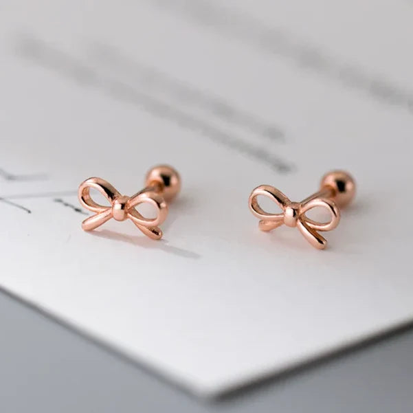Minimalistische Ohrringe mit roségoldener Fliege