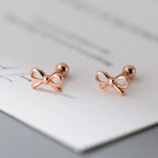 Minimalistische Ohrringe mit roségoldener Fliege