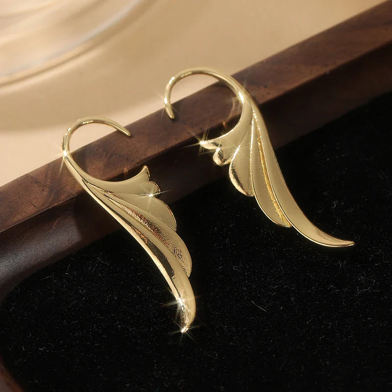 Hängende Engel-Flügel-Ohrringe für Damen aus Gold