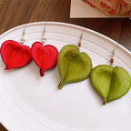 Hängende Ohrringe mit farbigem Blatt