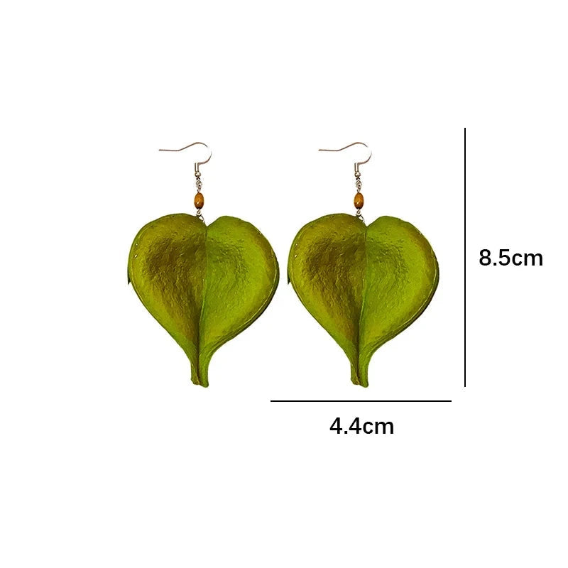 Hängende Ohrringe mit farbigem Blatt