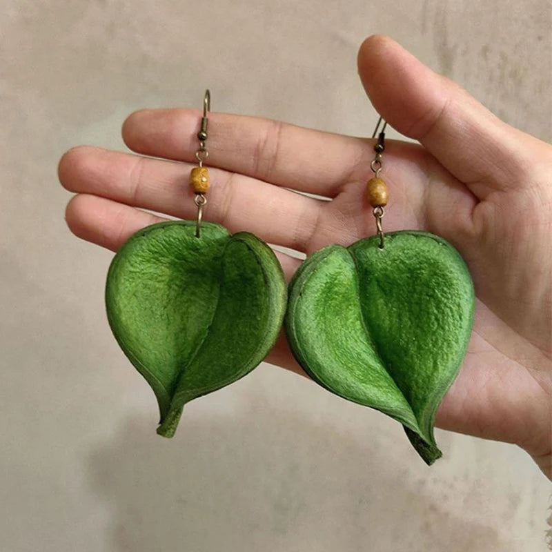 Hängende Ohrringe mit grünem farbigem Blatt