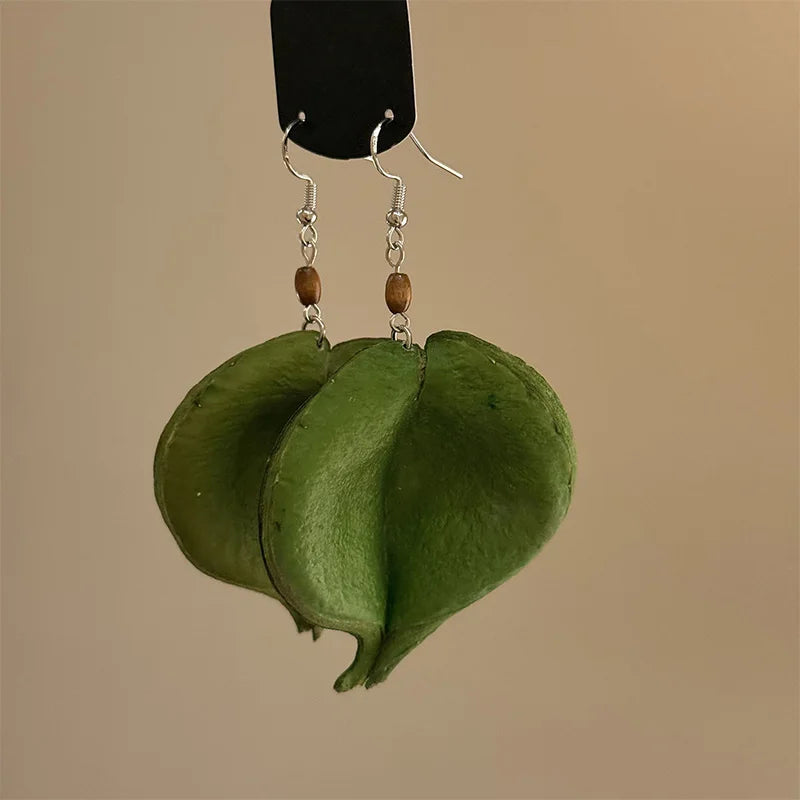Hängende Ohrringe mit grünem farbigem Blatt
