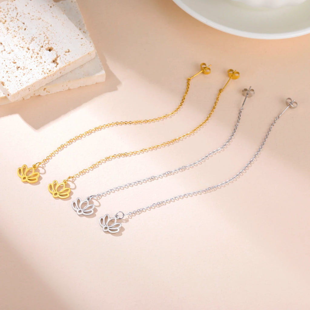 Hängende Ohrringe mit feiner Lotusblume 