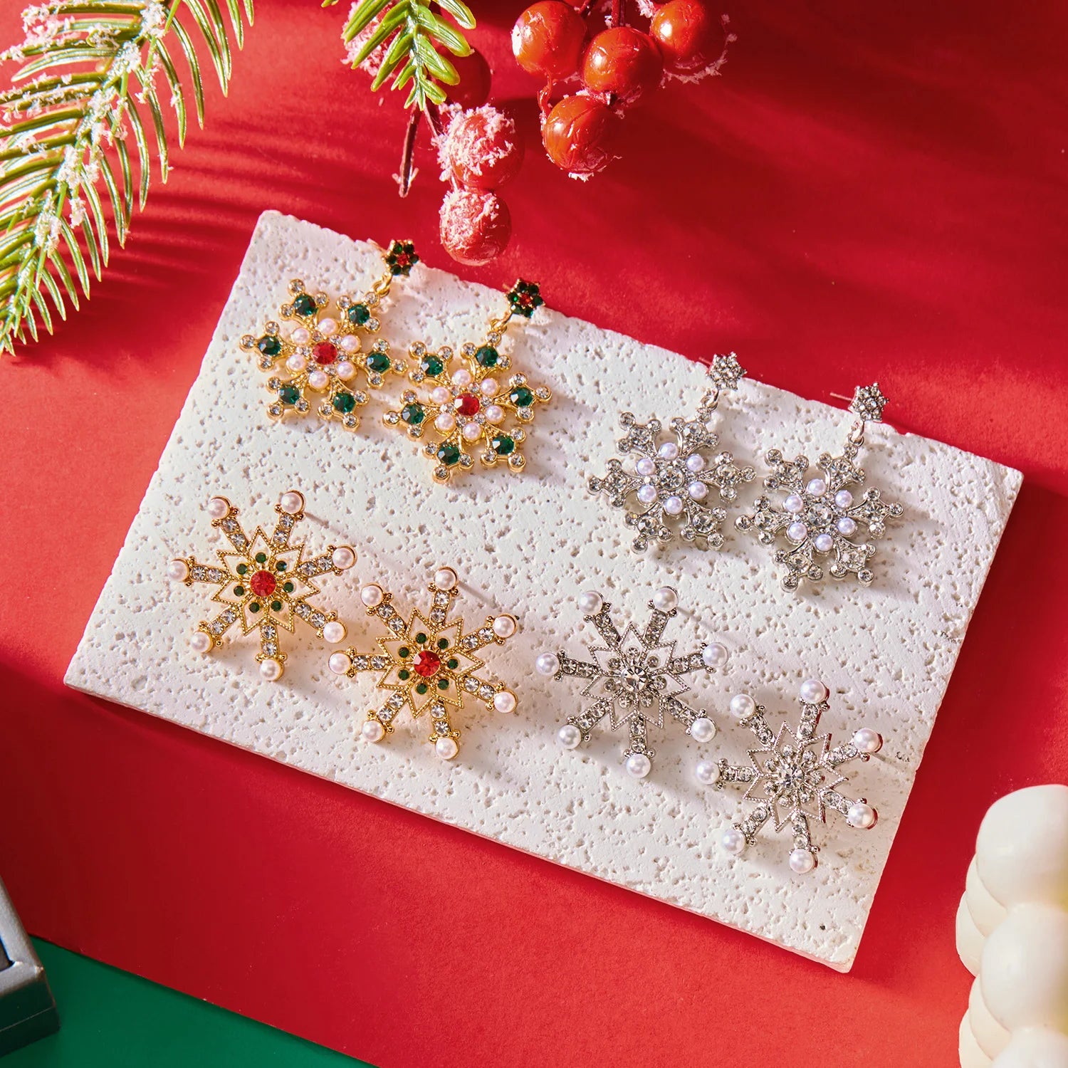 Hängende Ohrringe mit Schneeflocken-Motiv