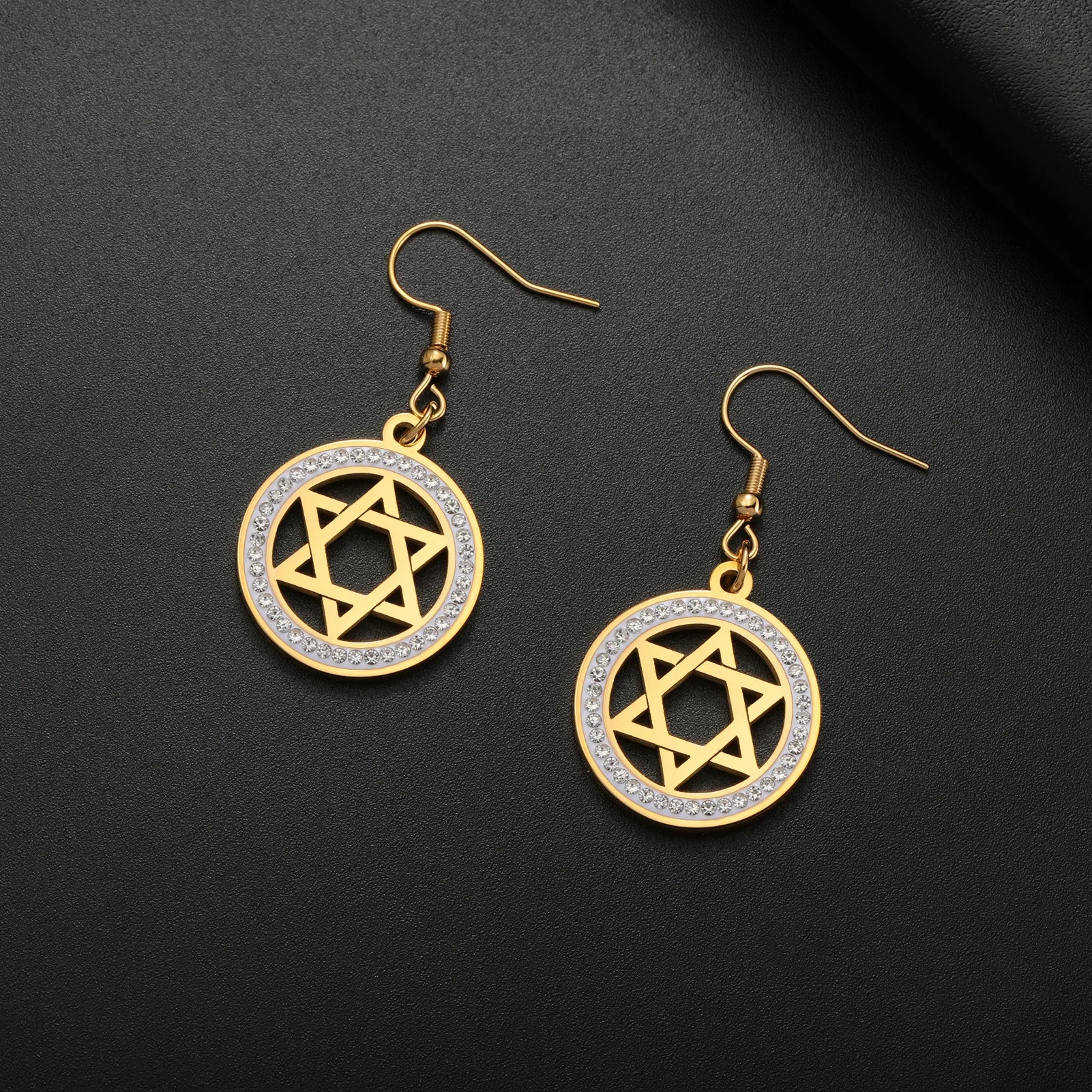Hängende Ohrringe mit dem <span data-glossary-id="star_of_david">Davidstern</span> und symbolischen jüdischen Strass in Gold