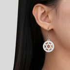 Hängende Ohrringe mit dem <span data-glossary-id="star_of_david">Davidstern</span> und symbolischen jüdischen Strass in Silber