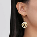 Hängende Ohrringe mit dem <span data-glossary-id="star_of_david">Davidstern</span> und symbolischen jüdischen Strass in Gold
