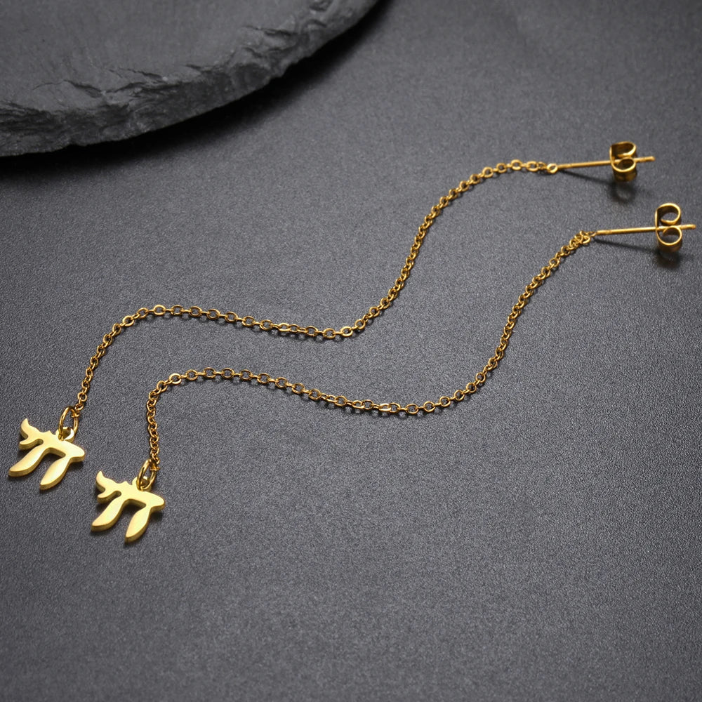 Hängende Ohrringe mit dem jüdischen Lebenssymbol Chai in Gold