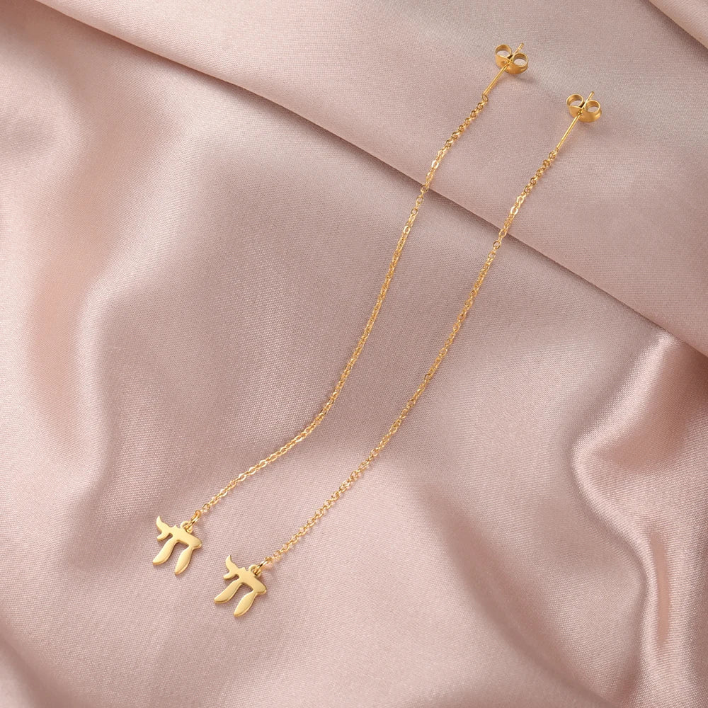 Hängende Ohrringe mit dem jüdischen Lebenssymbol Chai in Gold