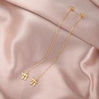 Hängende Ohrringe mit dem jüdischen Lebenssymbol Chai in Gold