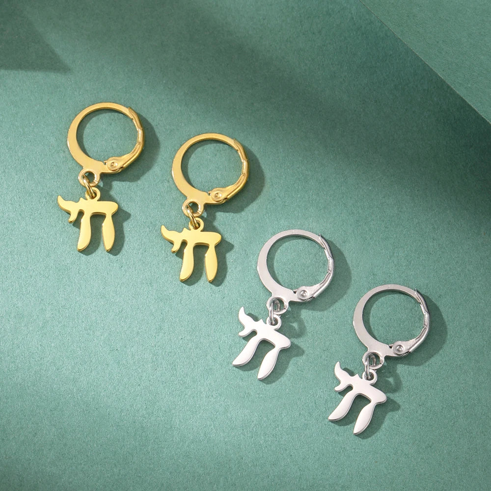 Hängende Ohrringe mit dem jüdischen Symbol Chai in Gold