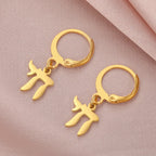Hängende Ohrringe mit dem jüdischen Symbol Chai in Gold