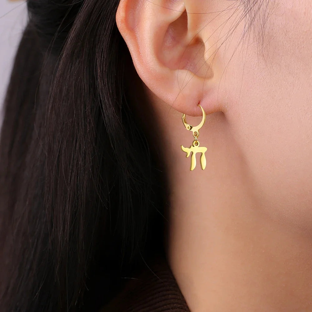 Hängende Ohrringe mit dem jüdischen Symbol Chai in Gold