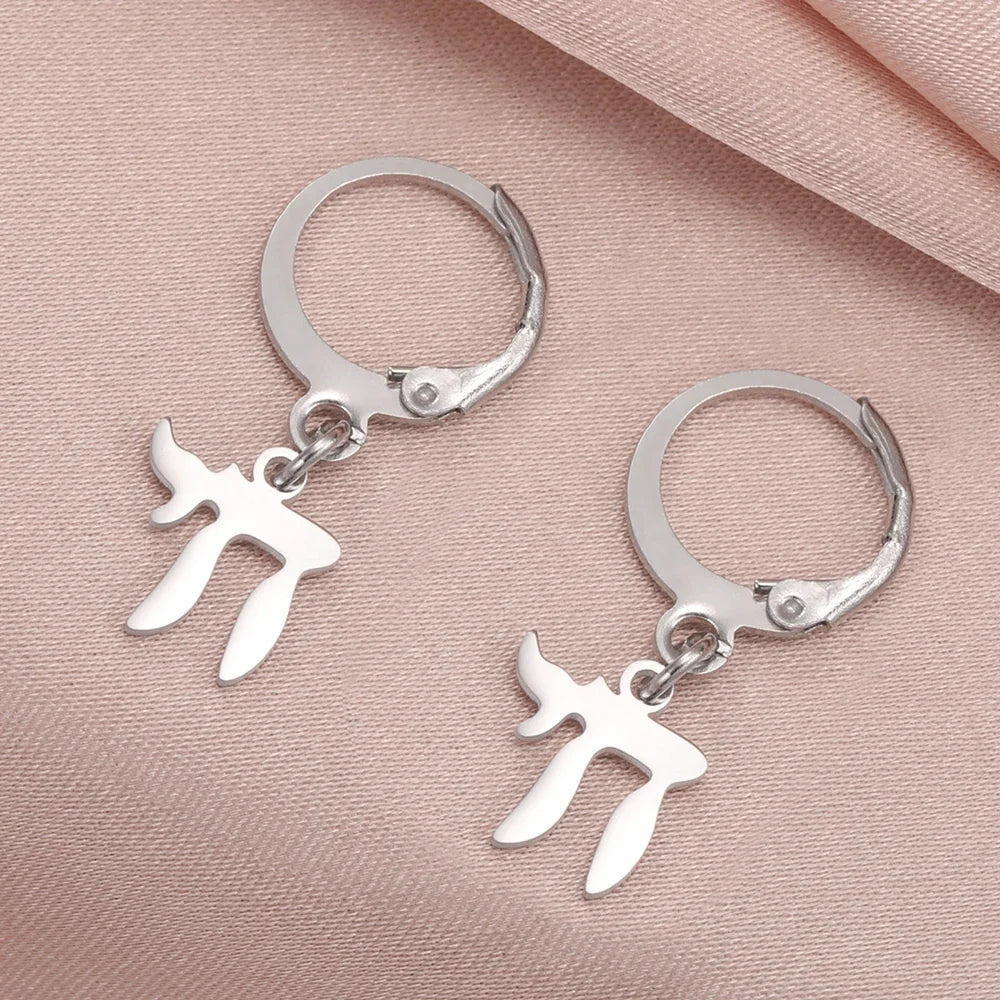 Hängende Ohrringe mit dem jüdischen Symbol Chai in Silber