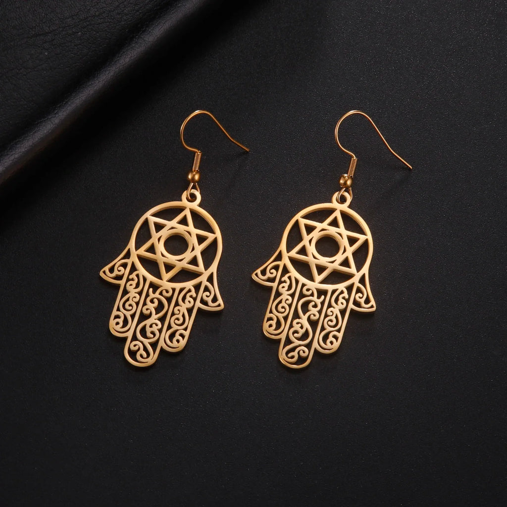 Hängende Ohrringe mit dem jüdischen Schutzsymbol Fatmas Hand und Davidstern in Gold