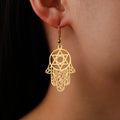 Hängende Ohrringe mit dem jüdischen Schutzsymbol Fatmas Hand und Davidstern in Gold