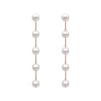 Hängende Ohrringe mit weißen Perlen