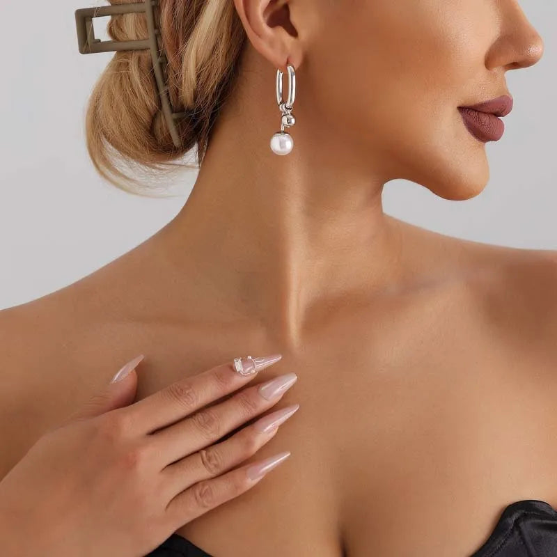 Stilisierte Creolen-Ohrringe mit Perlen