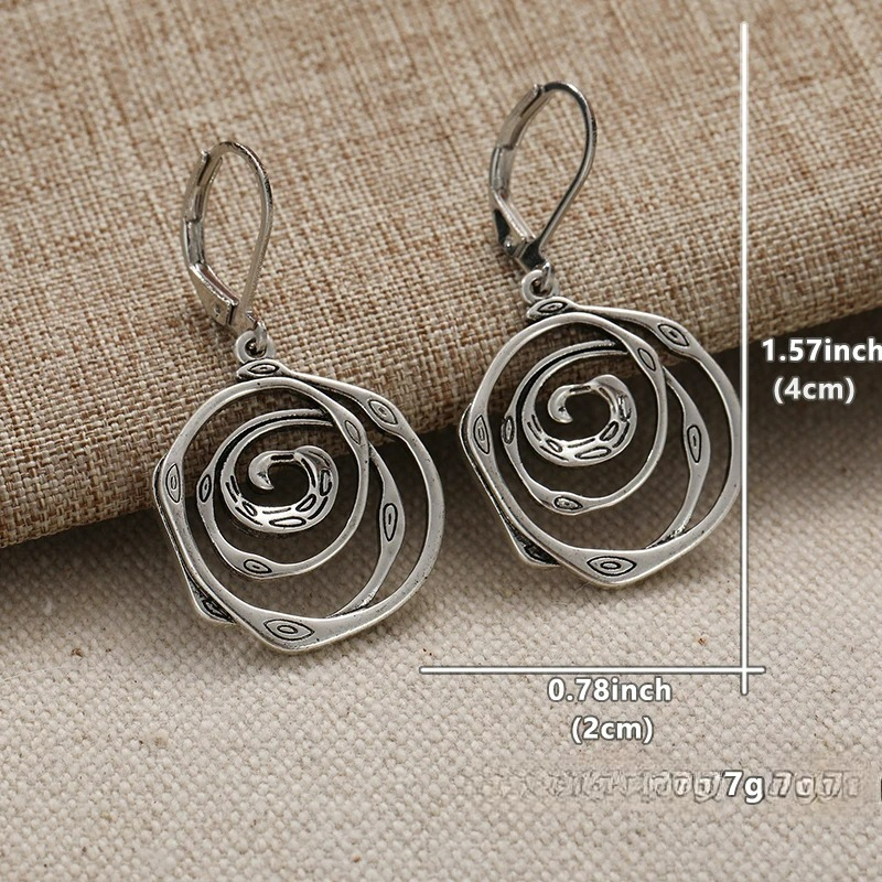 Hängende Ohrringe mit ziselierter Spirale