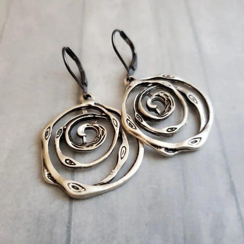Hängende Ohrringe mit ziselierter Spirale