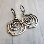 Hängende Ohrringe mit ziselierter Spirale
