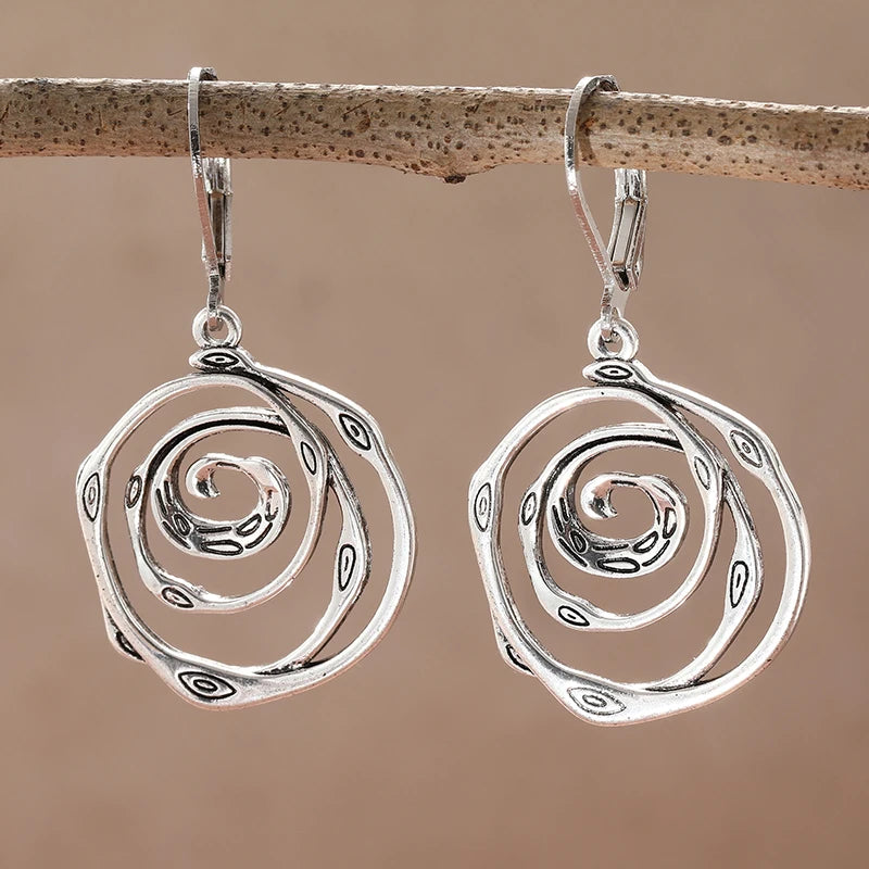 Hängende Ohrringe mit ziselierter Spirale