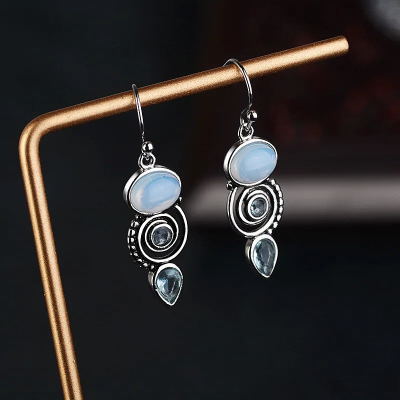 Hängende Ohrringe mit Zirkon und Mondstein