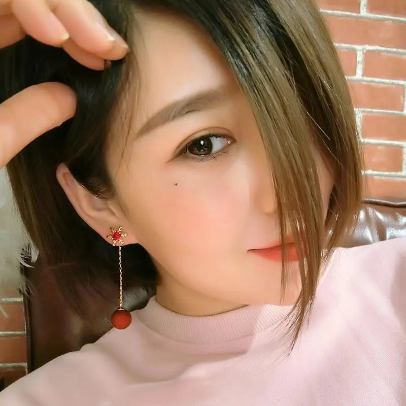 Rote Weihnachtskugel-Ohrringe zum Hängen