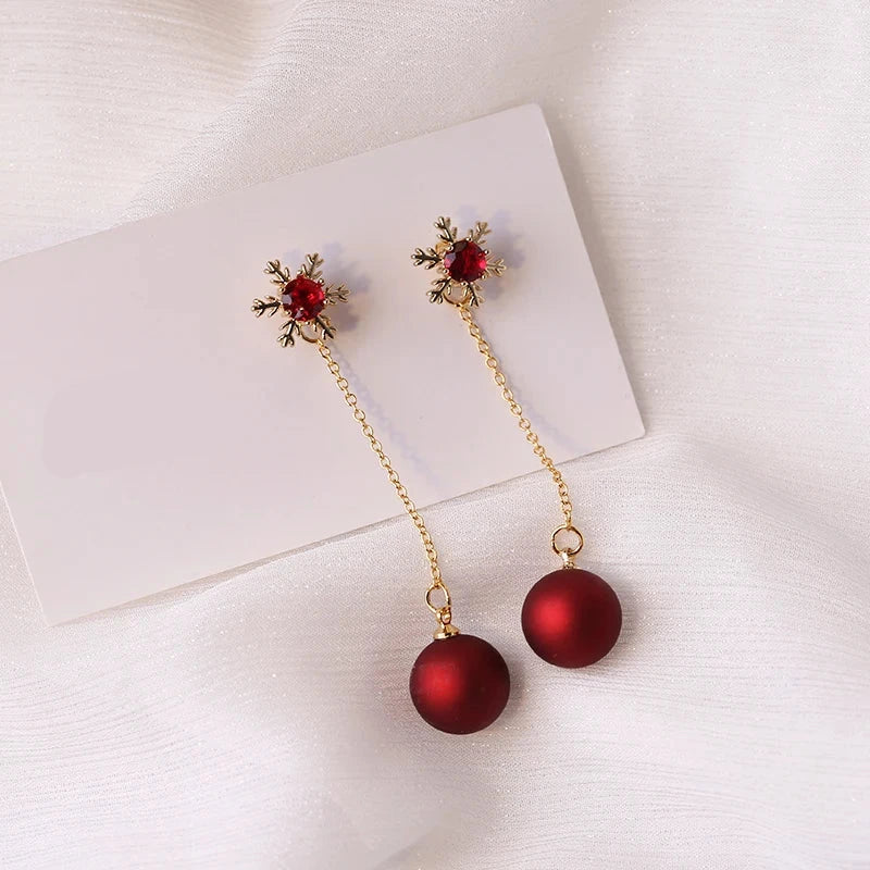 Rote Weihnachtskugel-Ohrringe zum Hängen