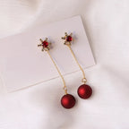 Rote Weihnachtskugel-Ohrringe zum Hängen