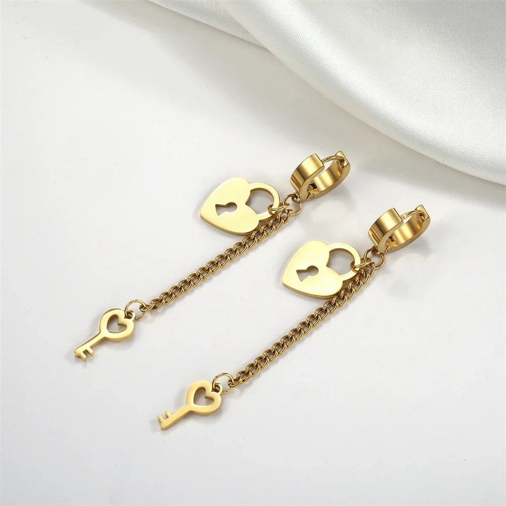 Hängende Ohrringe Schlüssel und Vorhängeschloss Gold