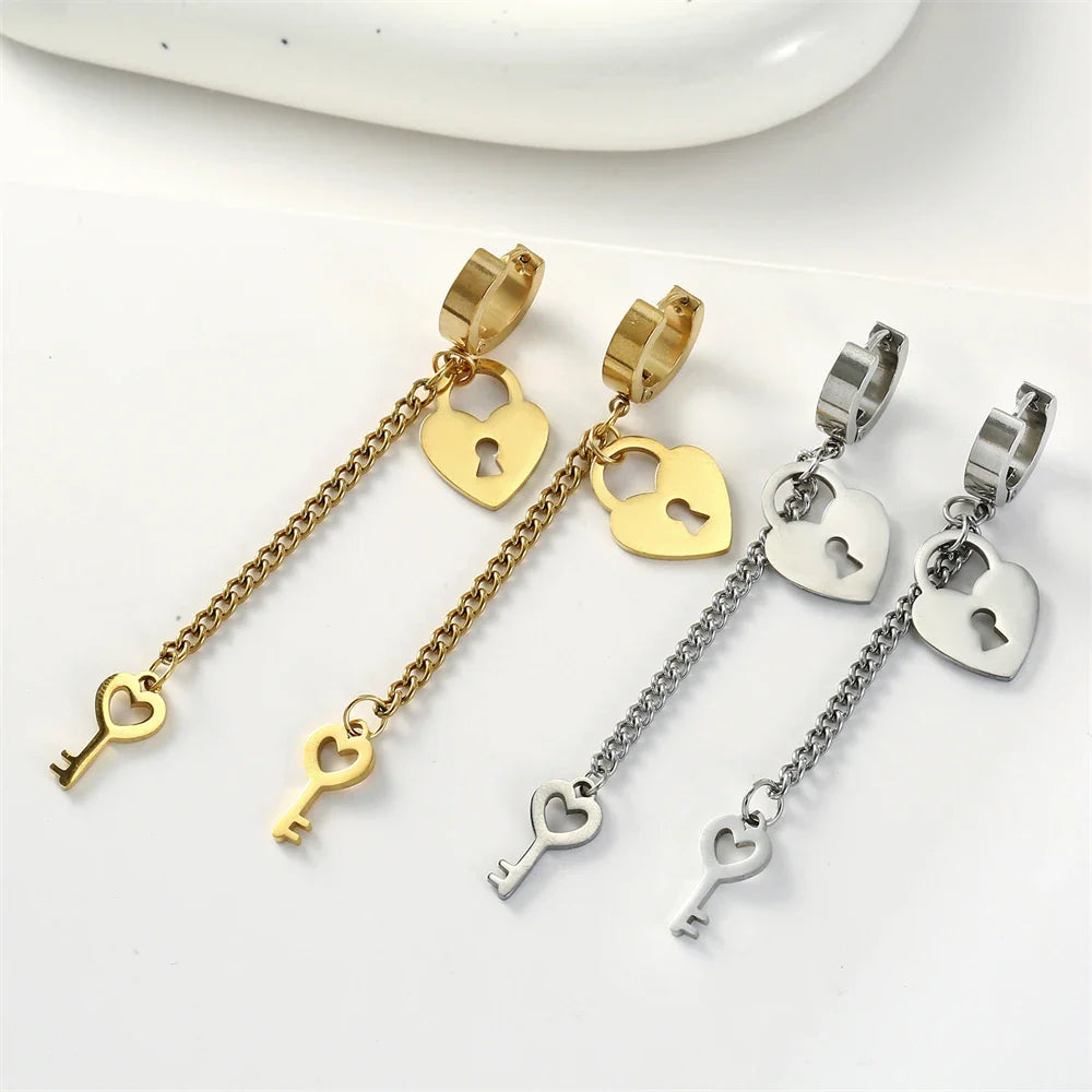 Hängende Ohrringe Schlüssel und Vorhängeschloss Gold