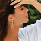 Hängende Ohrringe mit Muschel und Koralle