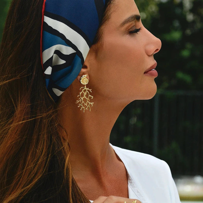 Hängende Ohrringe mit Muschel und Koralle