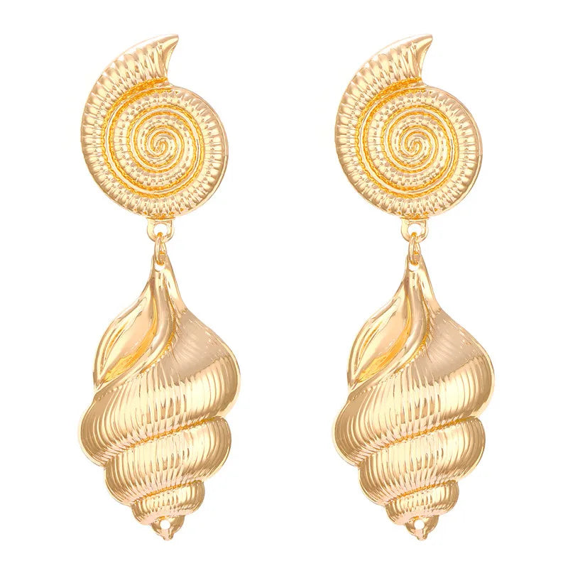 Hängende Ohrringe mit Muscheln, Schneckenhäusern und Spiralen