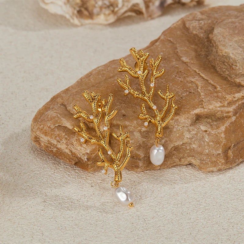 Hängende Ohrringe mit Korallen und weißen Perlen