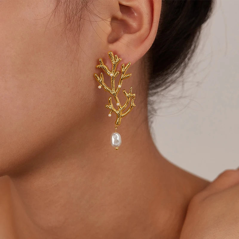 Hängende Ohrringe mit Korallen und weißen Perlen