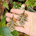 Hängende Ohrringe mit Blatt- und Quastenanhänger