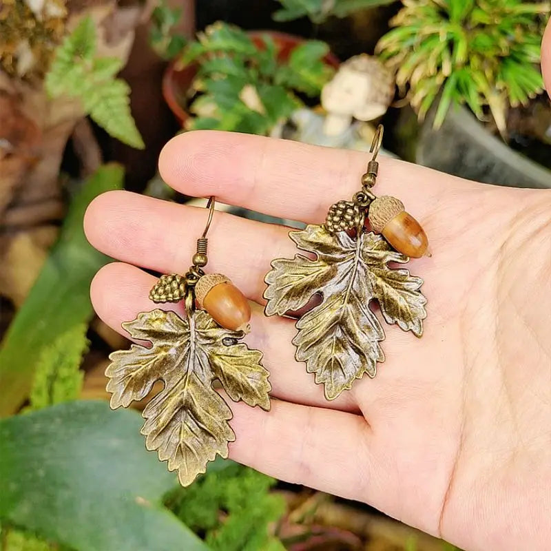 Hängende Ohrringe mit Blatt- und Quastenanhänger