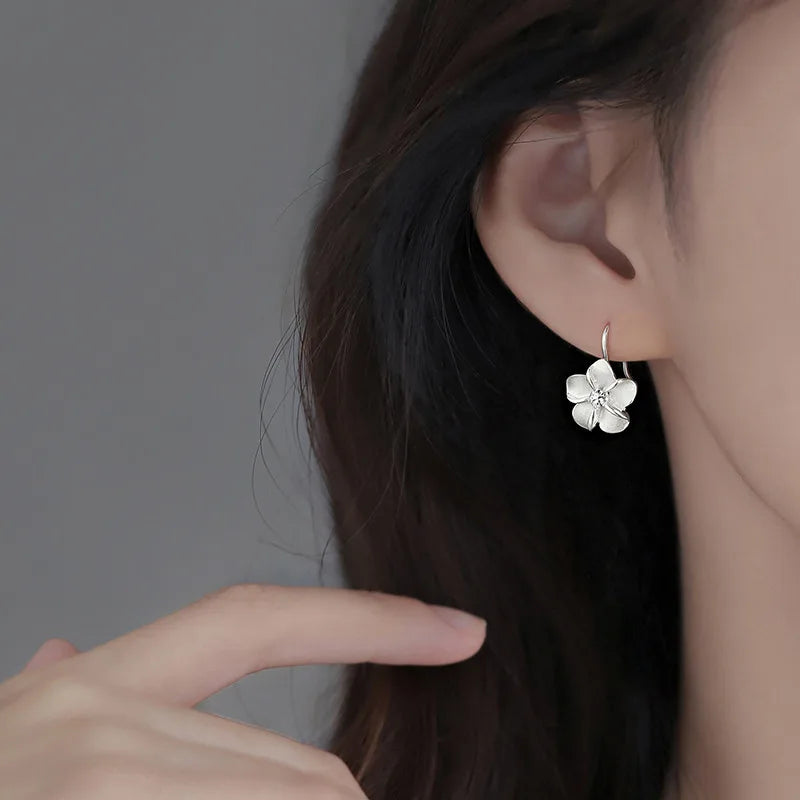 Vintage weiße Blumenanhänger Ohrringe mit Zirkonia