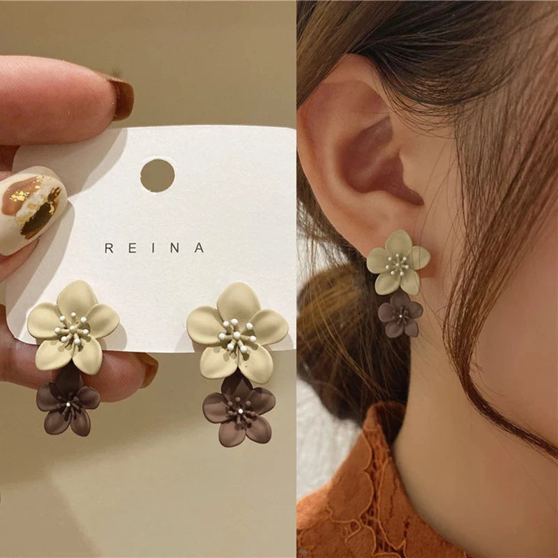 Hängende Ohrringe mit beigen und braunen Blumen