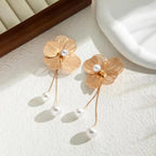 Hängende Ohrringe mit Blume und goldenen Perlen