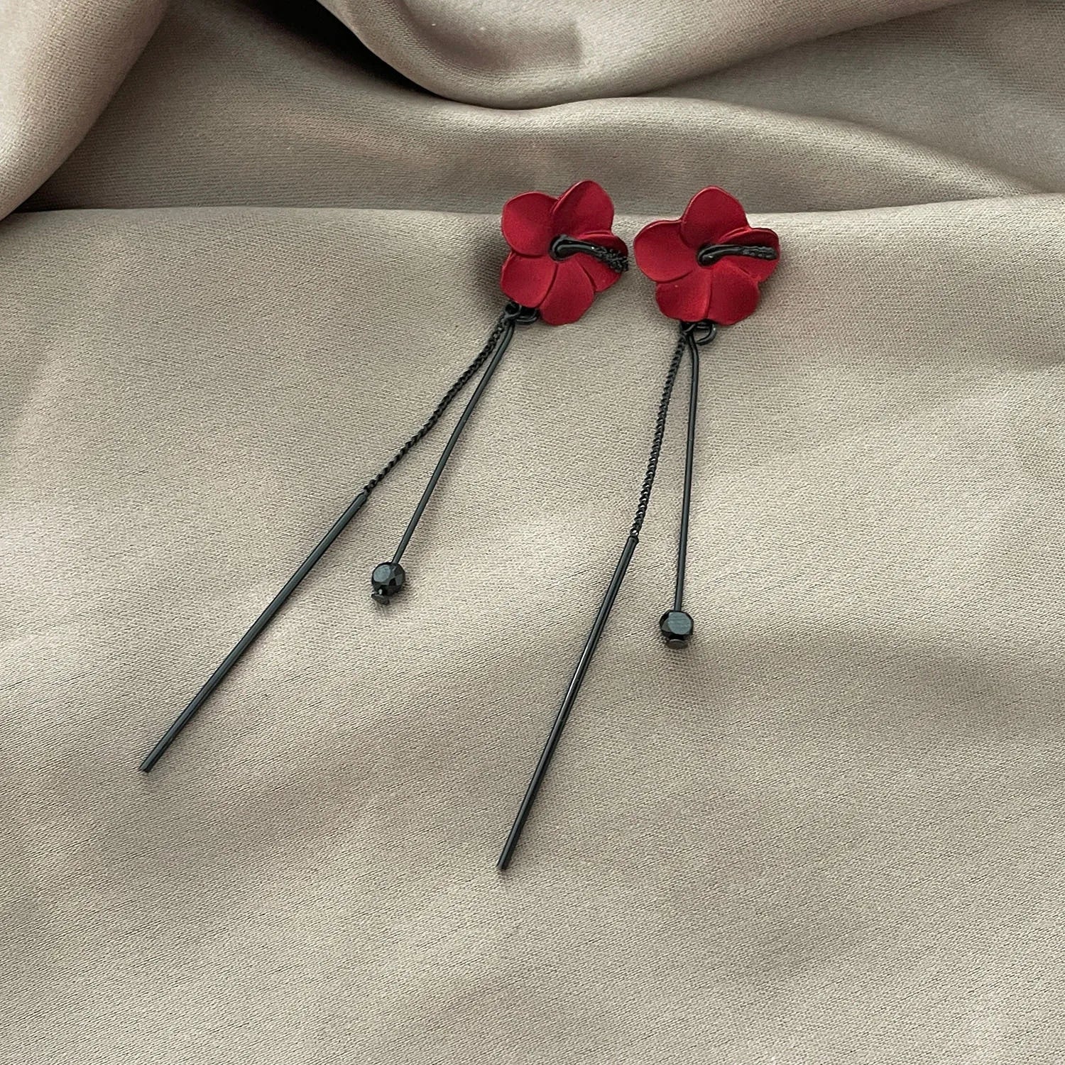 Rote Blumenhänger-Ohrringe mit roter Kette