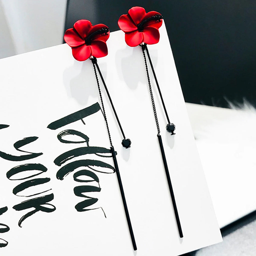 Rote Blumenhänger-Ohrringe mit roter Kette