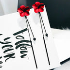 Rote Blumenhänger-Ohrringe mit roter Kette