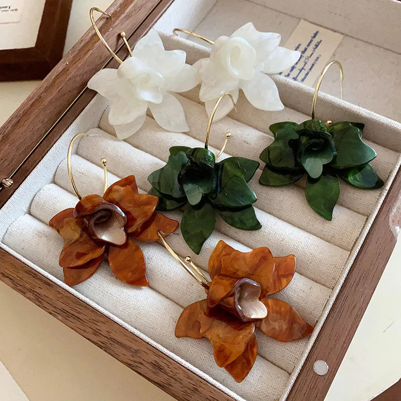 Hängende Creolen-Ohrringe mit großen braunen Blumen