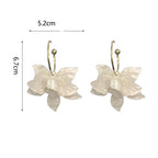 Hängende Creolen-Ohrringe mit großen weißen Blumen