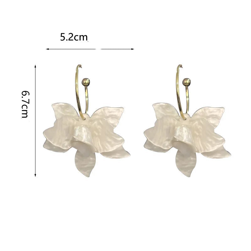 Hängende Creolen-Ohrringe mit großen weißen Blumen