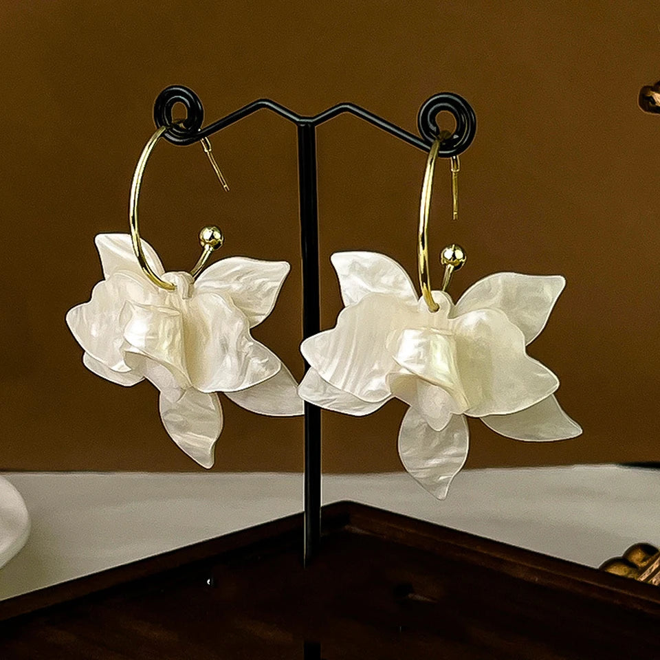 Hängende Creolen-Ohrringe mit großen weißen Blumen